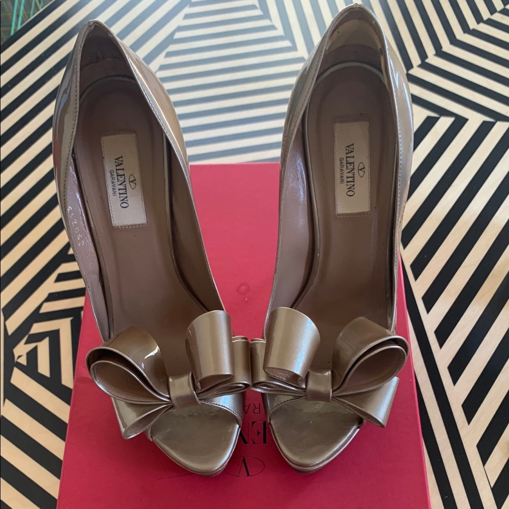 Women’s Valentino Pump peep toe
